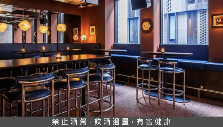 悉尼的 Tigra + Disco Pantera 以復古磁磚與再生素材打造靈魂系空間，融合1970年代迪斯可氛圍與永續設計哲學，榮獲 2025年最佳酒吧設計獎（Best Bar Design Award）。翻攝自The World's 50 Bests官網