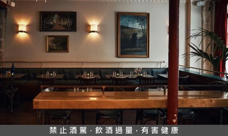 位於巴黎的 The Cambridge Public House 以永續經營為核心，從減廢、在地採購到員工福利皆細緻落實，成為全球首間獲 B Corp 認證 的酒吧，榮獲 2025年Ketel One永續發展酒吧獎。翻攝自The World's 50 Bests官網