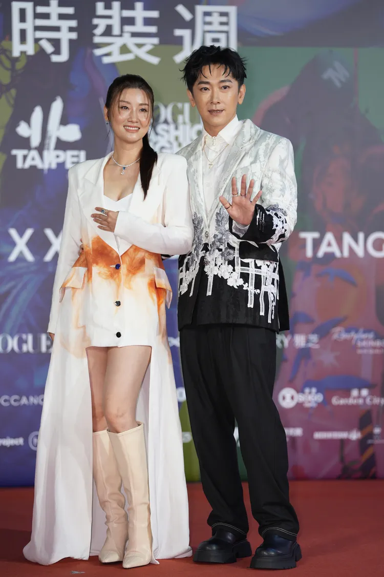 朱芷瑩（左）、施名帥（右）夫妻檔現身台北時裝周閉幕大秀。彭欣偉攝