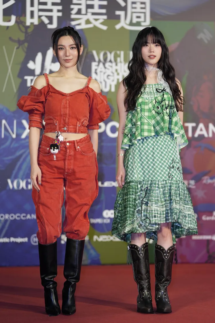 Haezee 黃瑋昕（左）、Sabrina 胡恂舞（右）現身台北時裝周目必大秀。彭欣偉攝