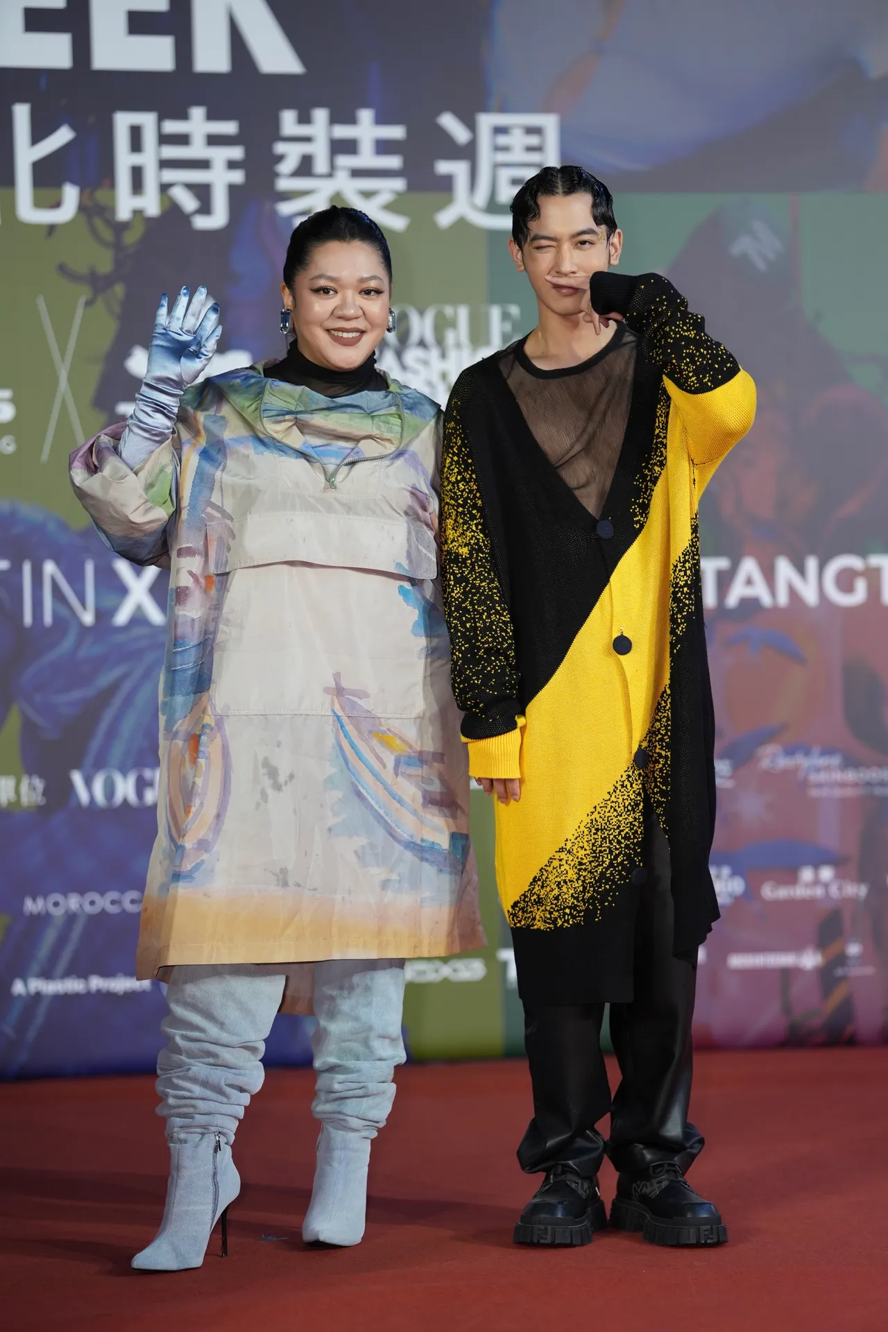 Amanda 刘纪范(左)、吴思贤(右)现身台北时装周目必大秀。彭欣伟摄