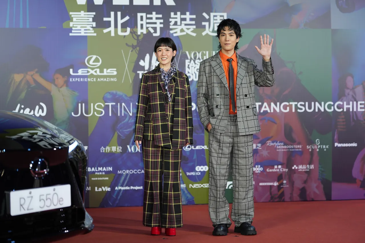 孙可芳(左)、林子闳(右)现身台北时装周闭幕大秀。彭欣伟摄