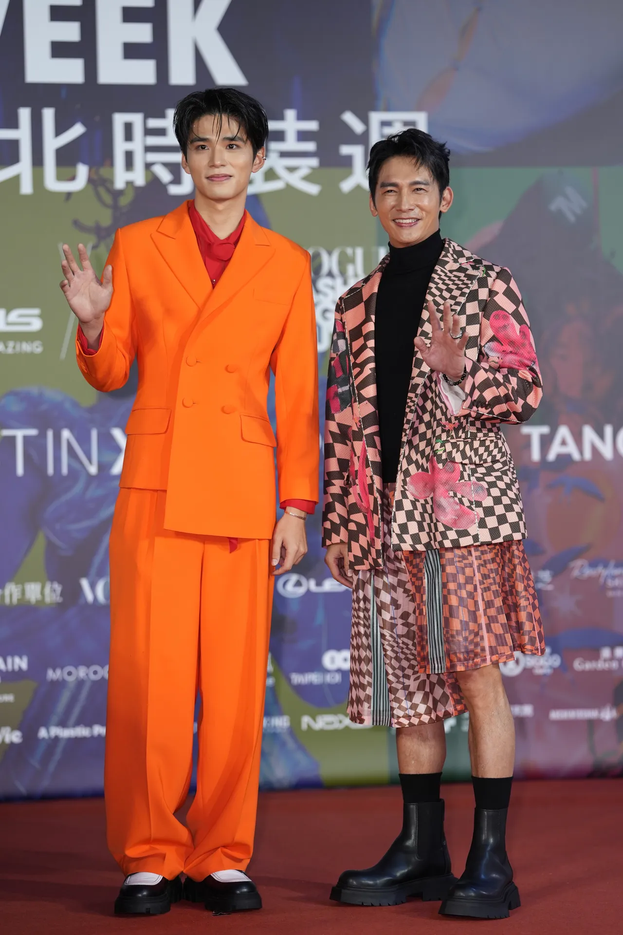 王品澔(左)、温升豪(右)现身台北时装周目必大秀。彭欣伟摄