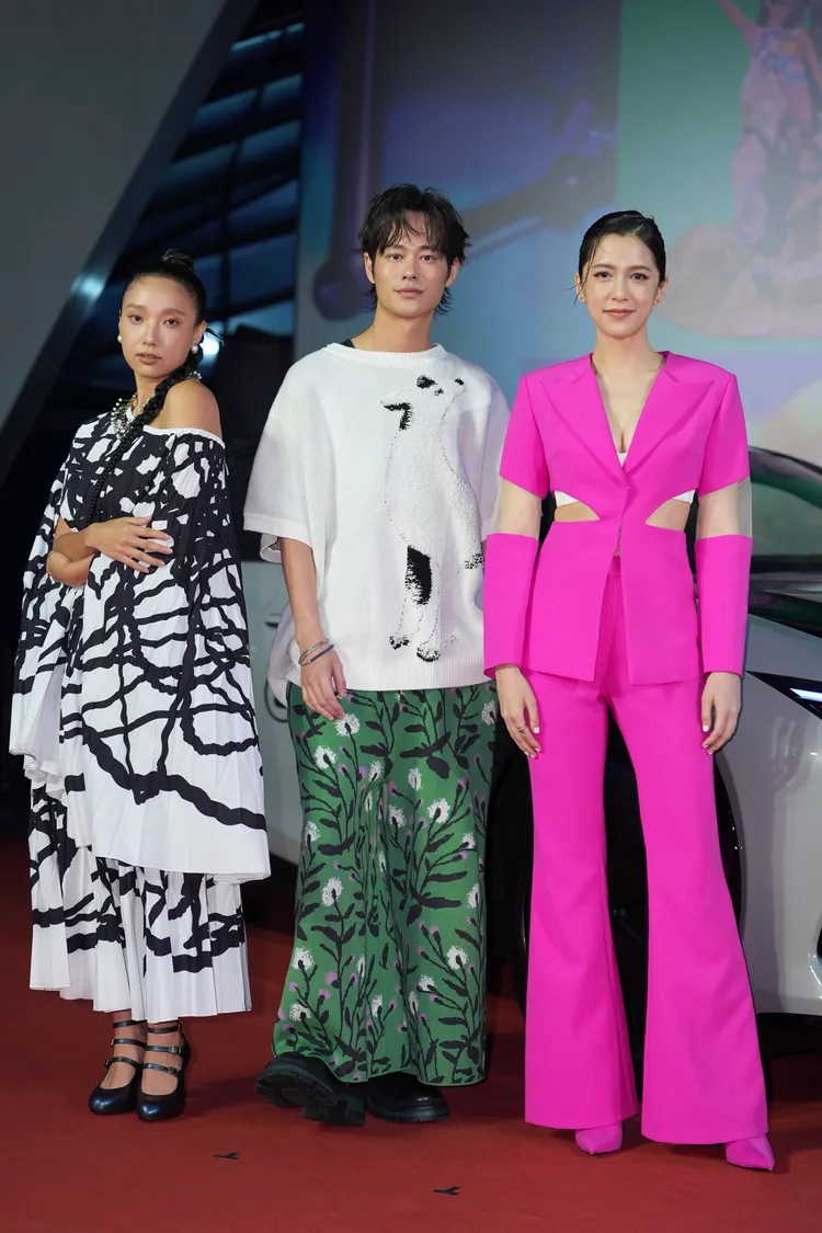 李雪（左起）、夏騰宏、劉奕兒現身台北時裝周閉幕大秀。彭欣偉攝