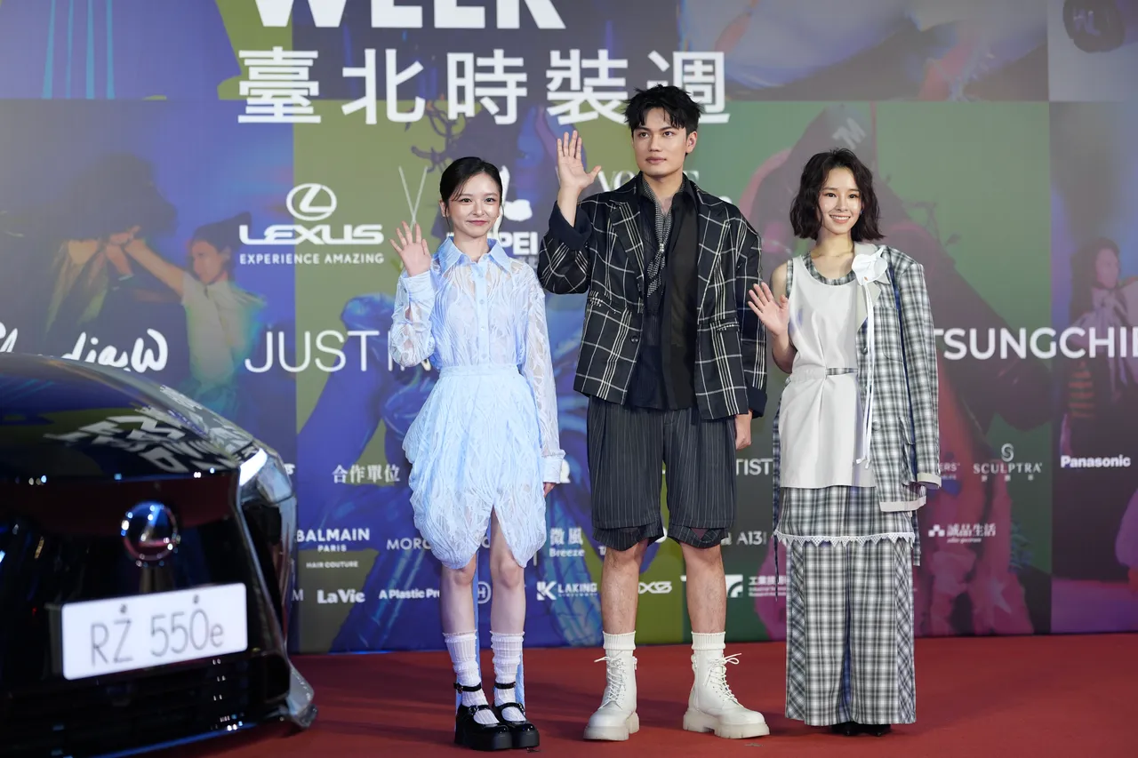 陈姸霏(左起)、刘子铨、卢以恩身台北时装周闭幕大秀。彭欣伟摄