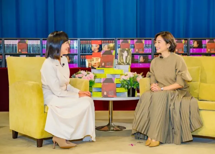 方念華（左）《看板人物》訪問無數名人，包括國寶女星林青霞。TVBS提供