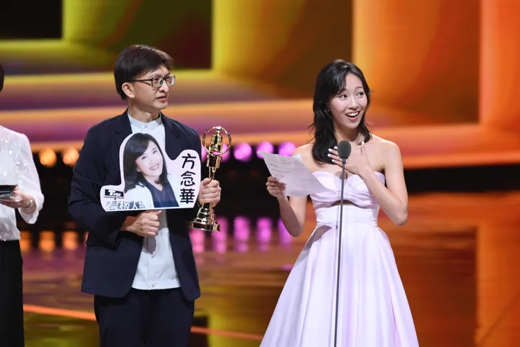方念華缺席金鐘，由同事代為領獎。三立電視提供