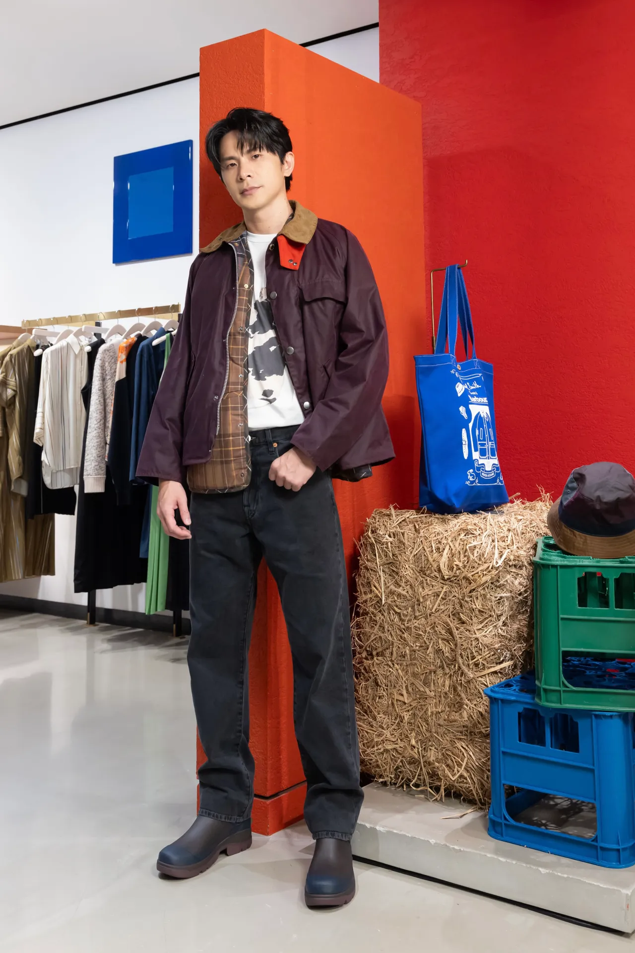 姚淳耀抢先演绎「Paul Smith Loves Barbour」联名系列,白色T恤上印的是乳牛。品牌提供