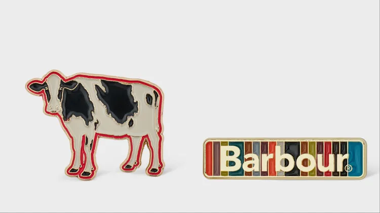 Paul Smith Loves Barbour乳牛造型別針（左）、長條LOGO排別針（右），各500元。品牌提供