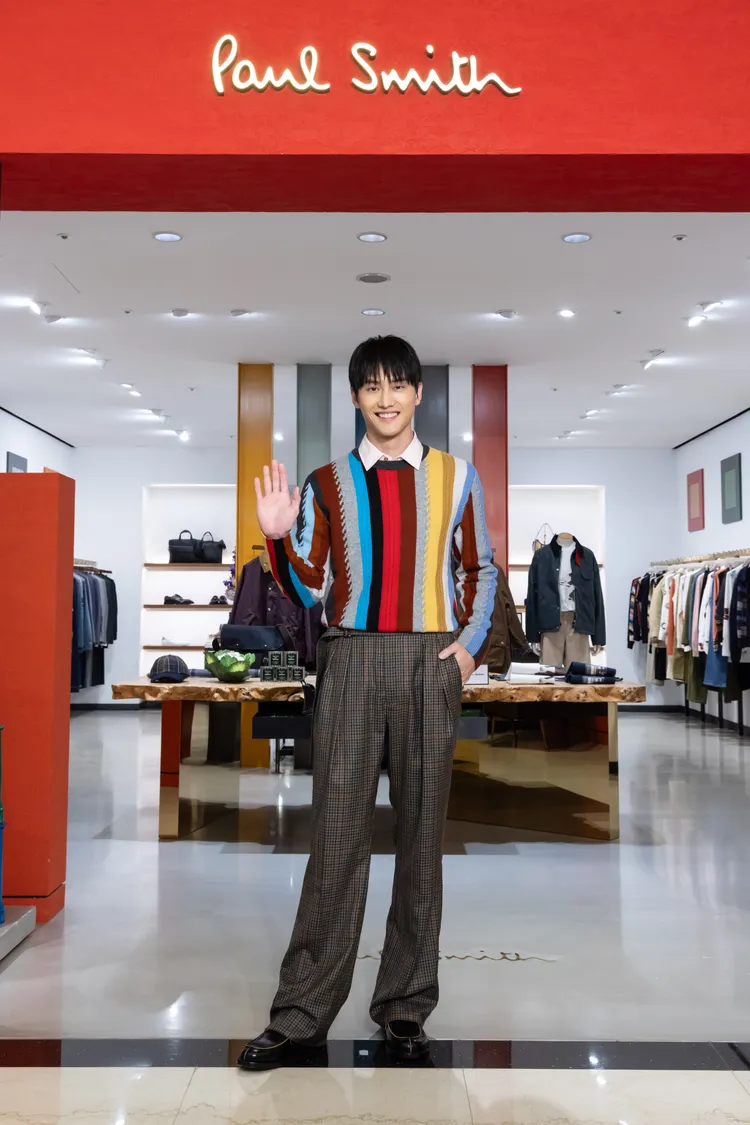 范少勳以Paul Smith秋冬系列的彩條上衣搭配格紋長褲與黑色樂福鞋。品牌提供