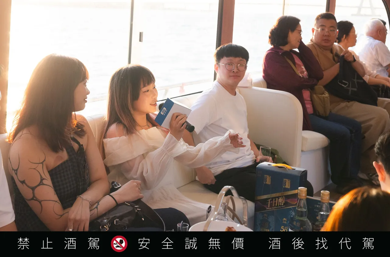 现场设有「晕船小告白」与「晕船宣言」等互动环节,全场举杯高喊「为了爱,干一杯!」夕阳与歌声交织出最浪漫瞬间。业者提供
