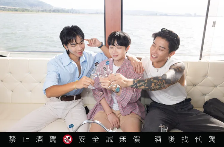 黑松公司打造史上最暈的「百人暈船品酒會」，邀請百位「暈船仔」登船，在海風與酒香間，共同品嚐愛情的微醺滋味。業者提供