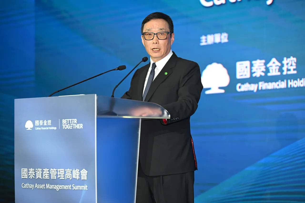 国泰世华银行董事长郭明鉴今(15日)出席「2025国泰资产管理高峰会」致词。 国泰金控提供