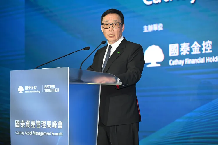 國泰世華銀行董事長郭明鑑今（15日）出席「2025國泰資產管理高峰會」致詞。 國泰金控提供