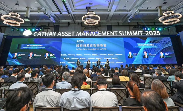 國泰金控今（15日）舉辦第二屆「國泰資產管理高峰會」，吸引逾1.2萬名投資人報名，較去年增加3成，再創高峰。國泰金控提供