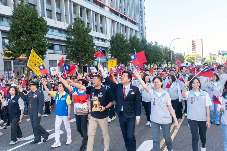 新竹市政府今(10)日上午7時於金城一路「將軍村」舉辦「舞耀國慶、竹韻齊揚」國慶升旗典禮。新竹市府提供