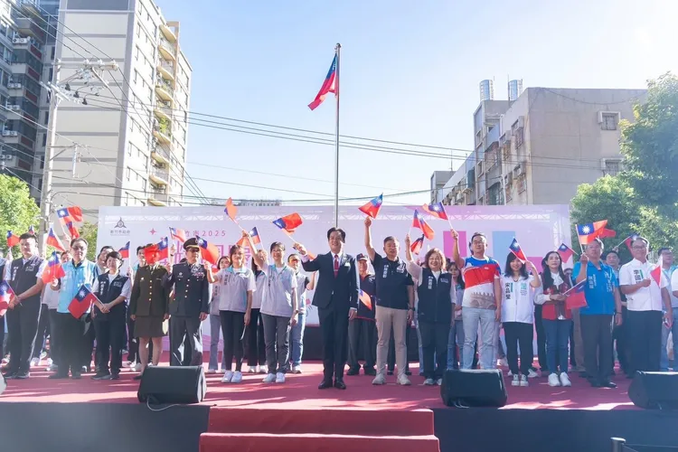 新竹市政府今(10)日上午7時於金城一路「將軍村」舉辦「舞耀國慶、竹韻齊揚」國慶升旗典禮。新竹市府提供