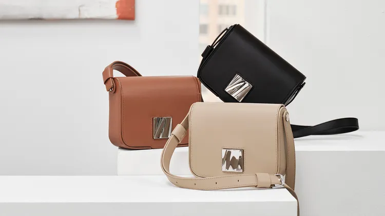 Olas小型肩背包，2萬800元。品牌提供