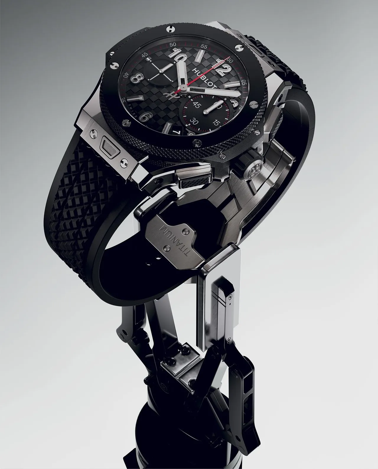HUBLOT BIG BANG系列20周年UNICO限量版钛金陶瓷限量版,43mm,抛光缎面钛金属表壳,碳纤维立体浮雕纹理面盘表盘,黑色立体橡胶表带,MHUB1280.20YEARS:UNICO 自动上链飞返计时机芯,动力储存72小时,防水深度100米,限量500只,67万4000元。品牌提供