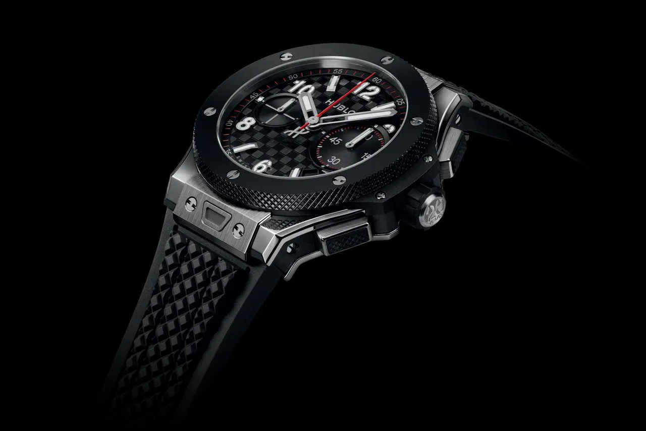 HUBLOT BIG BANG系列20周年UNICO限量版钛金陶瓷限量版,43mm,抛光缎面钛金属表壳,碳纤维立体浮雕纹理面盘表盘,黑色立体橡胶表带,MHUB1280.20YEARS:UNICO 自动上链飞返计时机芯,动力储存72小时,防水深度100米,限量500只,67万4000元。品牌提供