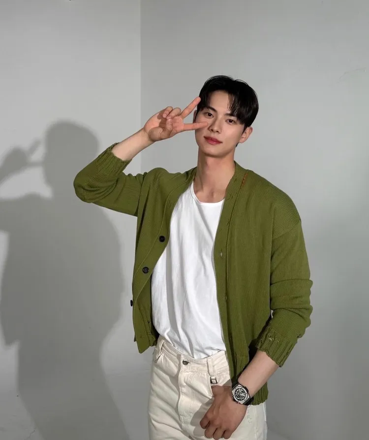 李彩玟配戴HUBLOT Big Bang 20周年UNICO鈦金陶瓷腕錶。品牌提供