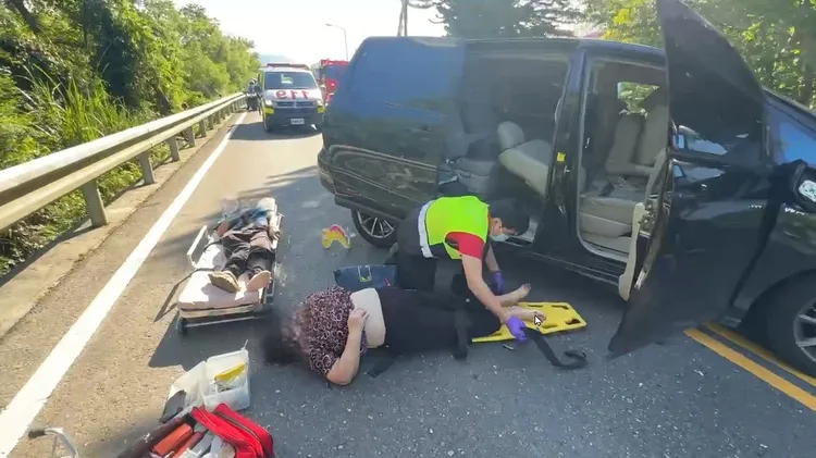 警消獲報後立刻派員趕到現場救援。翻攝照片