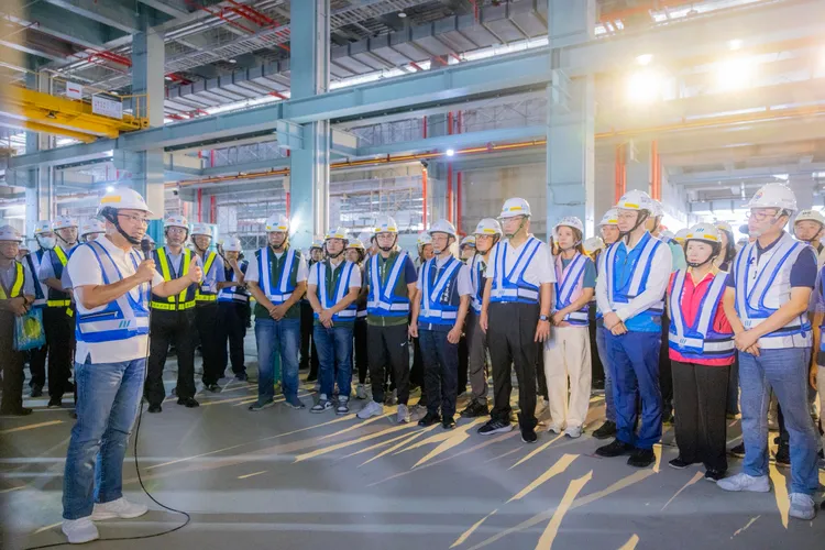 金城機廠內設有萬大中和線莒光站，與泰板輕軌F28站僅相距120公尺、步行1分鐘即可到達，大幅提升轉乘便利性。捷運局提供