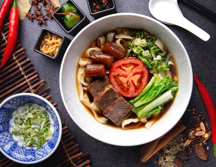 台北萬豪酒店ITF線上旅展，今年首次推出西華匯精選外賣商品提貨禮券，每份2500元 ，83折。可購買三節禮品、人氣伴手禮、多款人氣冷凍美饌。圖為半筋半肉牛肉麵禮盒。業者提供