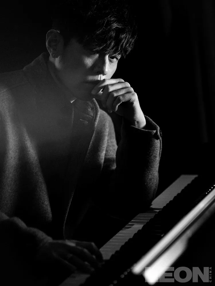 周杰倫以型男造型優雅秀琴藝。翻攝《LEON》中文版微博