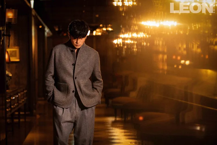 周杰倫換上ZEGNA灰色Il Conte伯爵夾克演繹型男風範。翻攝《LEON》中文版微博