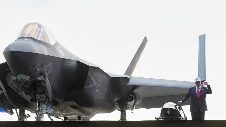 美国总统川普(右侧)在华盛顿号航母宣布,日本F-35战机的首批飞弹「将于本周运抵」。美联社