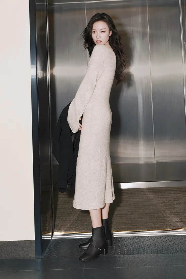 倪妮搭配的SHAPE 35 QUARED結合瑪莉珍高跟鞋及套入式短靴。品牌提供