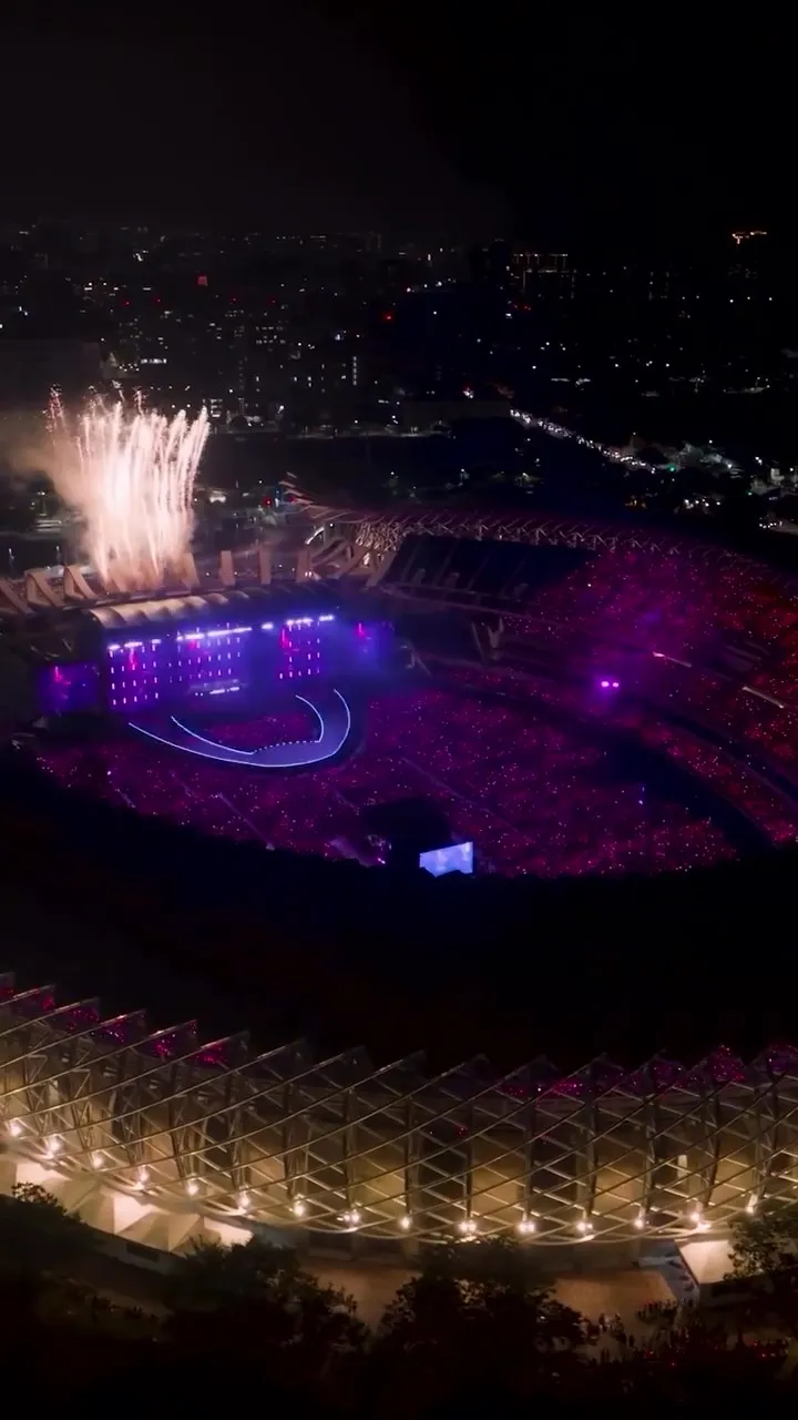 单场挤满5万人的世运及炫丽烟火,画面壮观。翻摄BLACKPINK IG