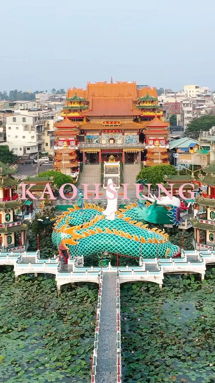 BLACKPINK今分享高雄場影片，從龍虎塔開場。翻攝BLACKPINK IG