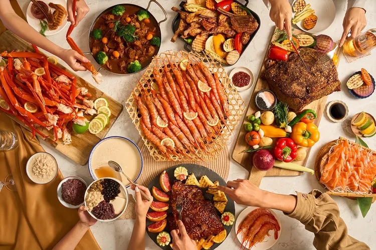 MJ Kitchen全日餐廳則持續推出「肉食主義」全新主題菜色，提供多樣豐富海陸菜色，即日起至10/30萬豪旅享家會員，再享周一至周四會員平日晚餐1099元，更可累積萬豪bonvoy點數。台北國泰萬怡酒店提供