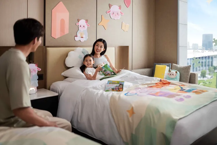 此次的「親子豪友團」原創IP是由萬豪旅享家所全新創設，讓旅人也能在台北輕鬆規劃家庭出遊行程，圖為綿羊米婭房型。台北國泰萬怡酒店提供