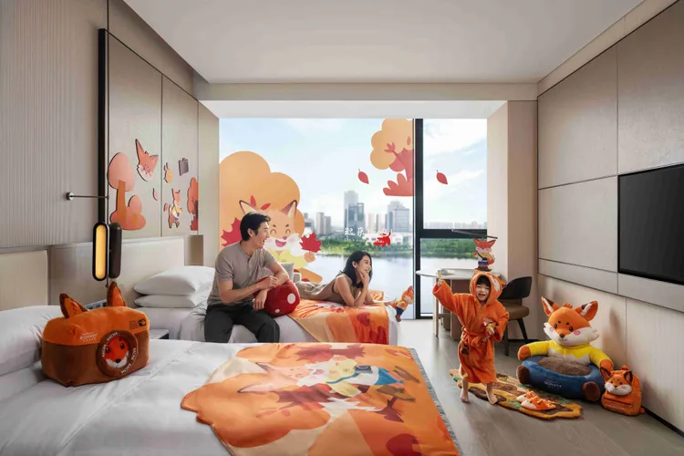 10/15前預訂，每房再加贈資生堂ANESSA 安耐曬水嫩寶貝敏感肌防曬凝膠 90g 乙份，呵護每位孩童，圖為狐狸盧卡房型。台北國泰萬怡酒店提供