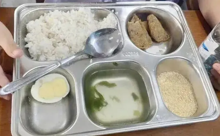 校長聲稱因豬瘟和颱風影響，導致學生午餐的菜源不足。翻攝《勞動報》