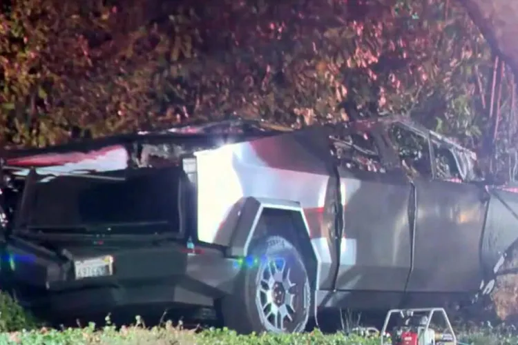 警方處理肇事的Cybertruck。翻攝自KTVU