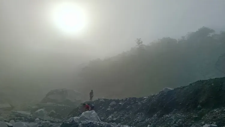 特遣隊探勘超人徒步攀爬深入馬太鞍溪堰塞湖。林保署花蓮分署提供