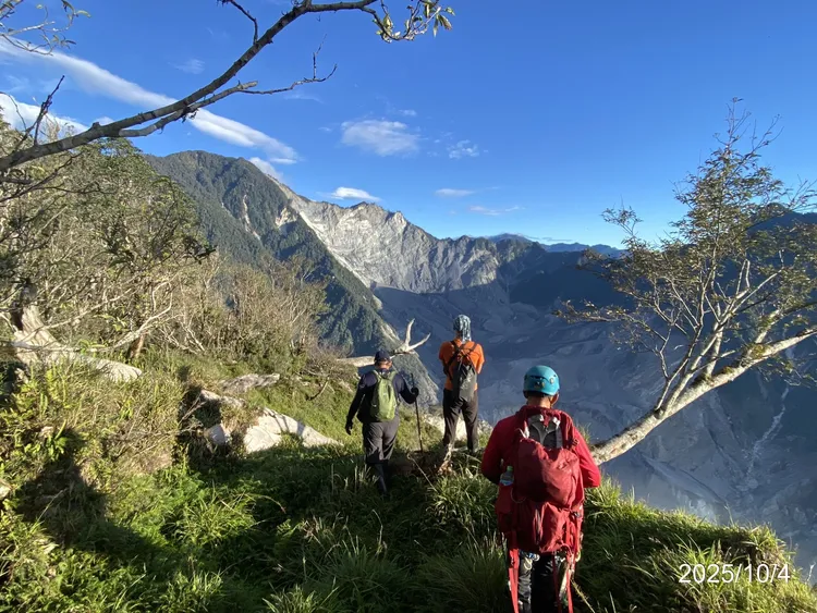 特遣隊探勘超人徒步攀爬深入馬太鞍溪堰塞湖。林保署花蓮分署提供