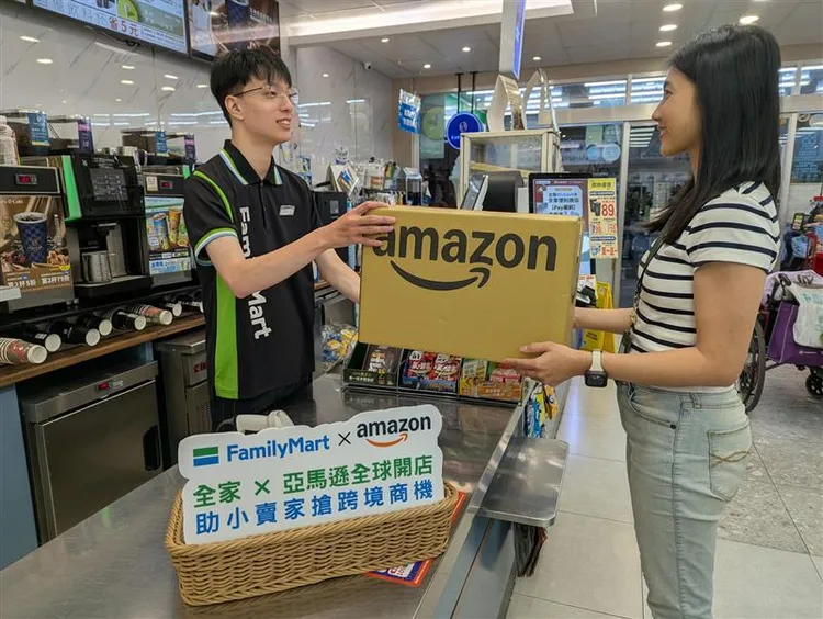 超商即起全台4400间店推出「亚马逊跨境物流」寄件服务。全家提供