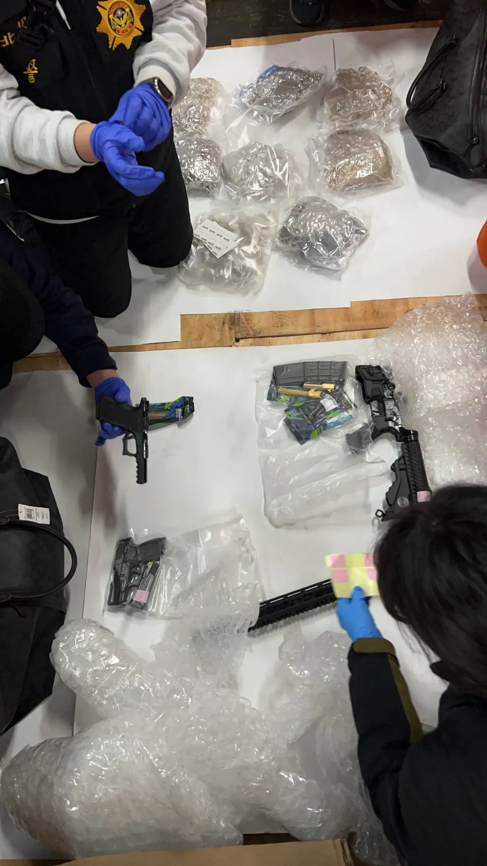 警方二次查缉行动查获MDMA及枪枝。翻摄画面