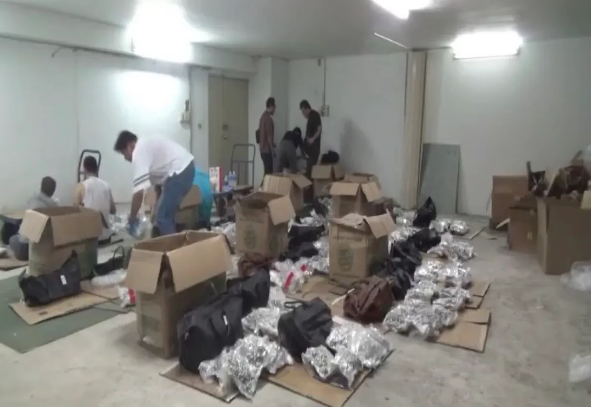 北投警方接获情资后,于内湖仓库发现名牌包中夹带大量大麻真空包,起获第二级毒品大麻13万2,693公克。翻摄画面