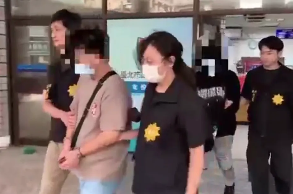 警方解送跨国贩毒犯嫌至士林地检署侦办。翻摄画面