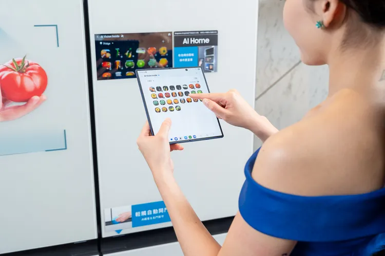 內建智慧攝影機，可進行AI智慧食材偵測，即時辨識放入或取出冰箱的食材。台灣三星