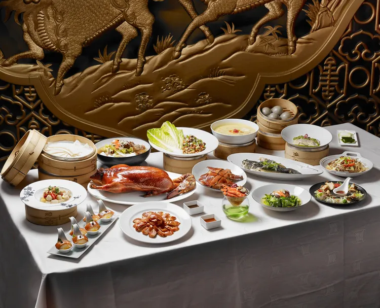 CP值超高的「平假日金龍片皮鴨四人分享餐」，每張只要5980元，烤鴨六吃豪華上桌，從現切片鴨、鴨壽司、鴨腿、生菜鴨鬆、鴨絲伊麵到鴨骨精華結合手工酸菜熬煮多時的湯品，道道經典。圓山大飯店提供