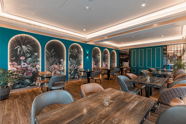 高雄圓山大飯店祕境餐酒館推出超值方案，每本6張優惠價3000元，再加贈350元抵用券，以親民價格一次擁有澄清湖美景和五星級美味。圓山大飯店提供