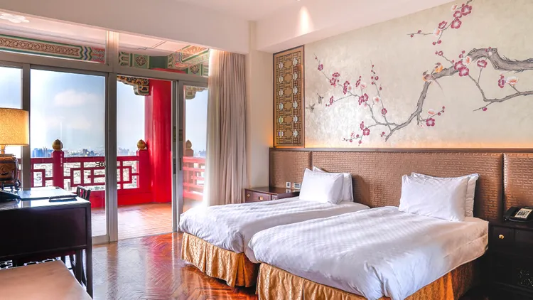 台北圓山主推「平日住宿通用券」，每張優惠價4999元，原價3.6折放鬆入住高級客房，還享以999元升級享用雙人精緻早餐。圓山大飯店提供