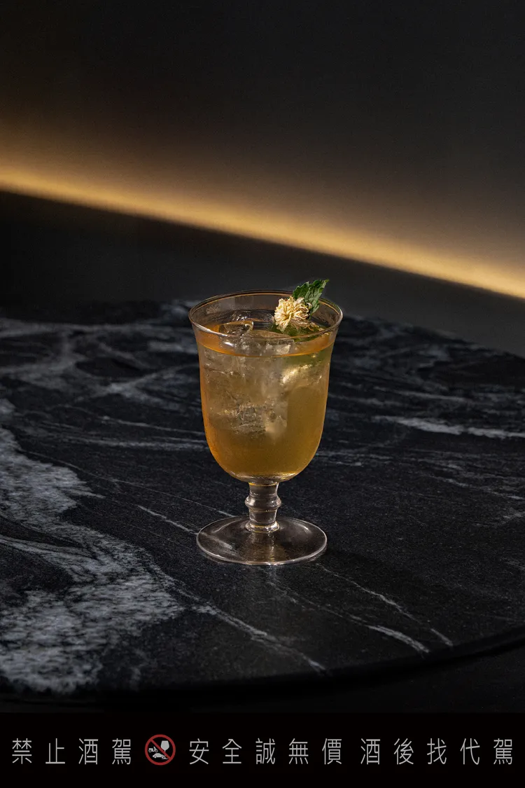 以蘋果白蘭地為基底，結合清雅的茶香與草本氣息，層次分明，尾韻輕盈，打造專屬臺灣風味的圓山特調。圖為青鳥信使。圓山大飯店提供